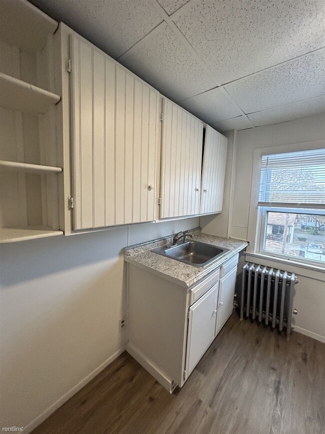 Building Photo - 2 br, 1 bath Triplex - 114 North Thomas Av...