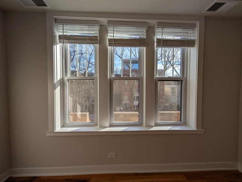 Building Photo - 656 W Wrightwood Ave