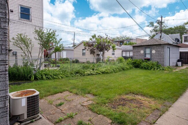 Building Photo - Beautiful 4 Bed 2 Bath home in the heart of Irving Park!