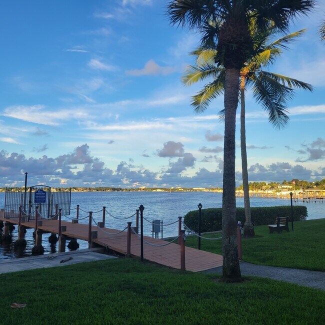 Building Photo - 825 Center St