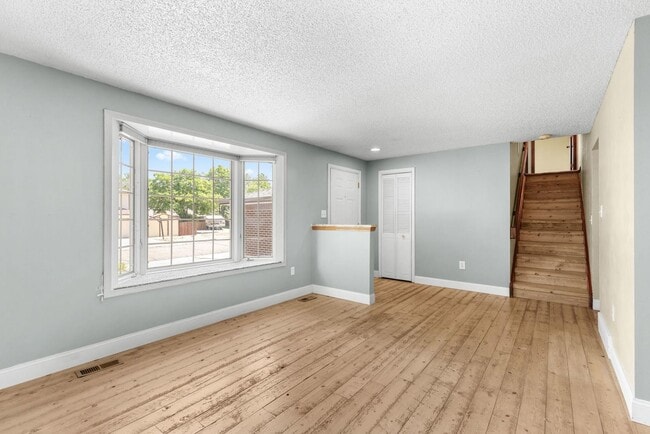 Building Photo - Available NOW! 3 Bedroom 1 Bath Beautiful Home in Arvada!