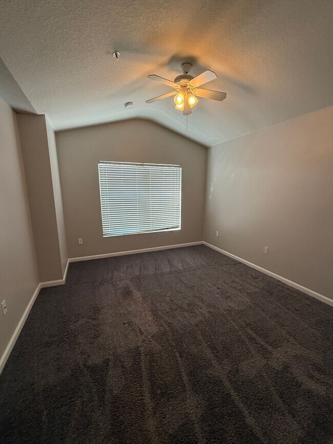 Building Photo - 3BR 2BA w/ Screened Patio + Pool/Gym Access in Gated Villa Serena