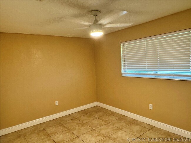Building Photo - 2091 Oleander Dr