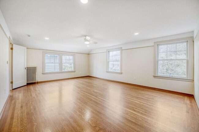 Building Photo - Capitol Hill Home