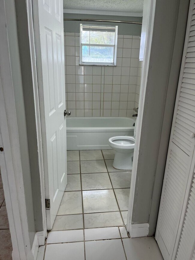 Building Photo - Move-In Ready 1BR/1BA Duplex with Modern Updates in Prime Zephyrhills Location!