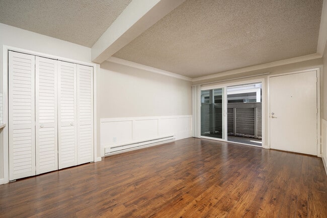 Breakwater 1 Bed, Living Room - Breakwater Apartments