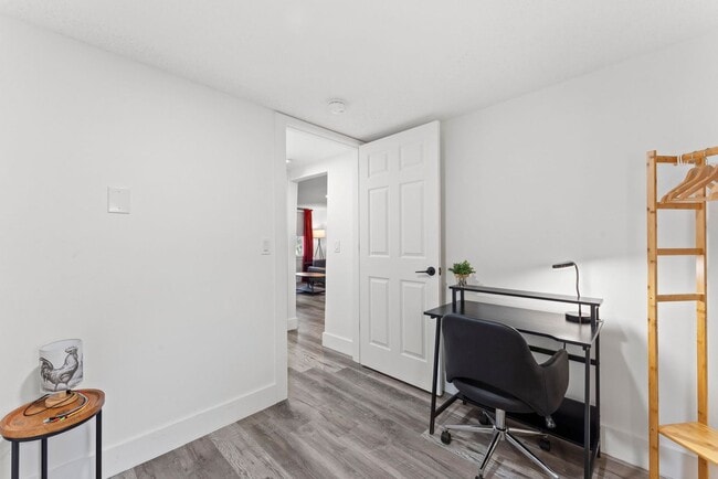 Building Photo - Stylish/Fully Furnished  2-Bedroom Retreat Near Campus & Downtown Columbia