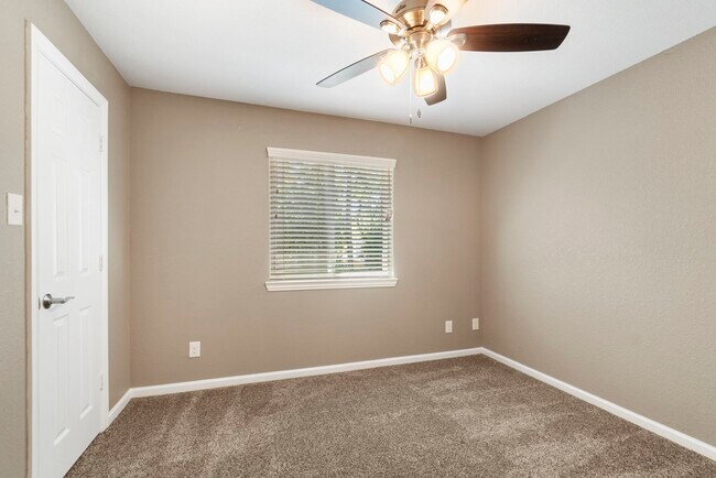Building Photo - 19 Shimmer Pond Pl