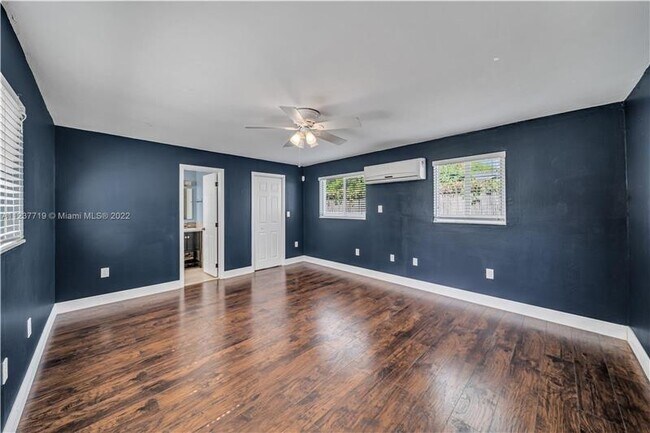 Building Photo - 3910 SW 2nd Terrace