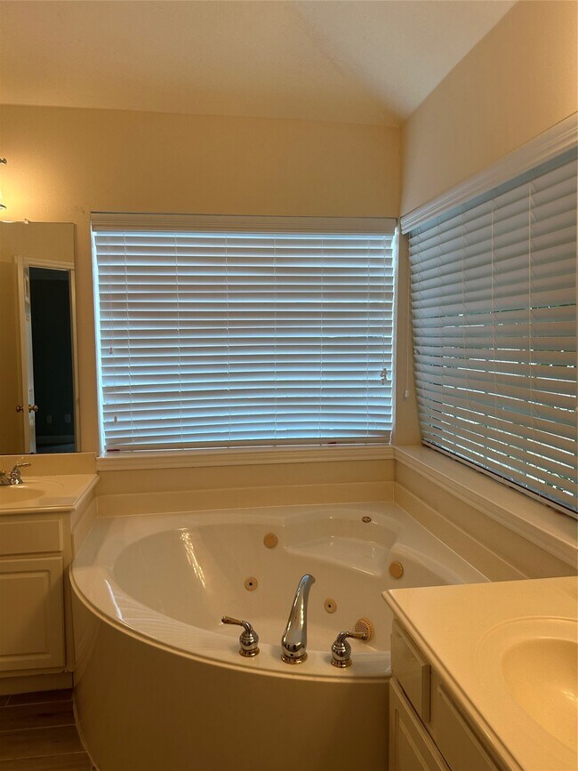 Building Photo - 18419 Autumn Park Dr