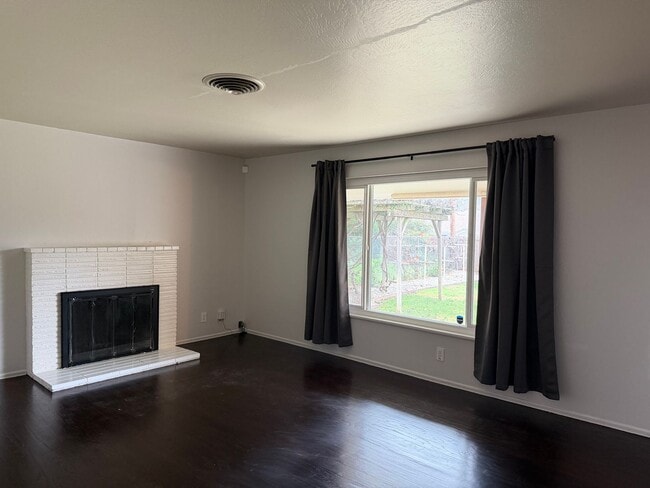 Building Photo - Adorable 3 bedroom 1.5 bath home garden setting