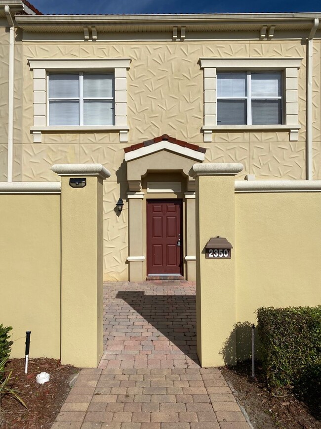 Primary Photo - Spacious Davenport Townhouse