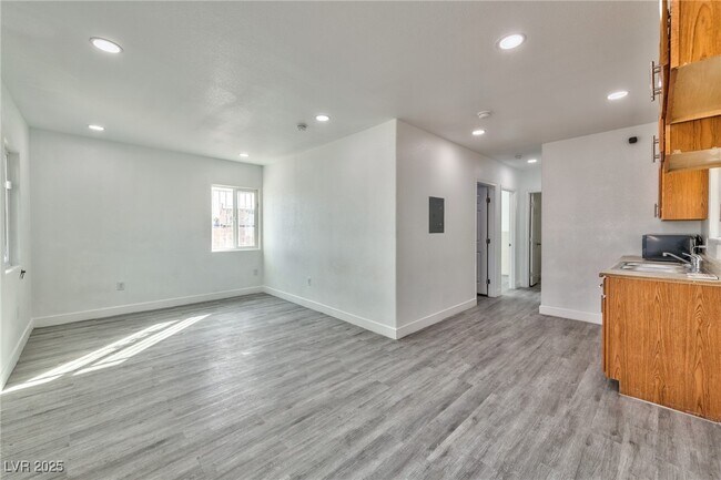 Building Photo - 339 N 10th St