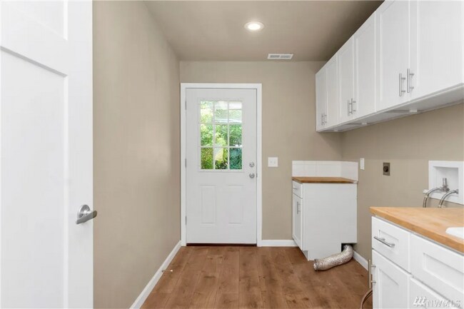 Building Photo - 1511 Wilson St SE