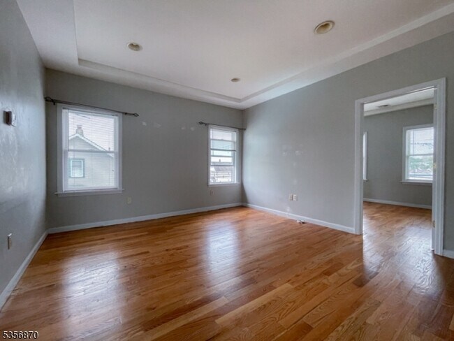 Building Photo - 560 Forest St