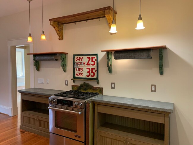 Building Photo - First Floor Unit For Rent Near UNCG!