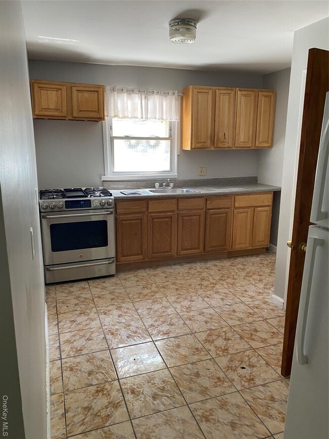 Primary Photo - 32 Yonkers Ave