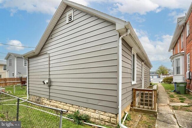 Building Photo - 409 7th St