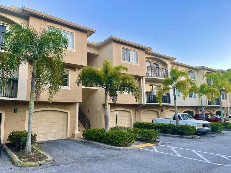 Building Photo - 300 Crestwood Ct N