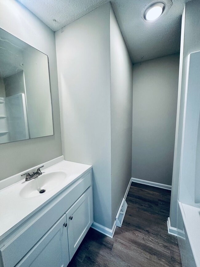 Building Photo - {1811} Updated duplex with great natural light and tons of space + Recently Renovated + Stainless...