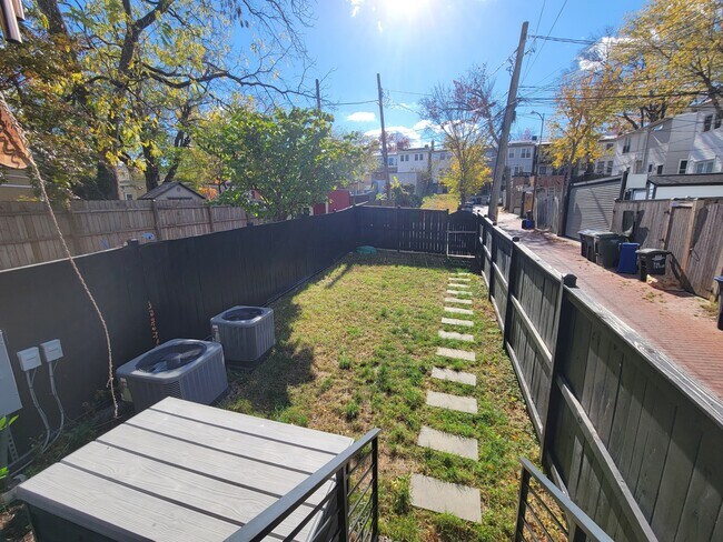 Building Photo - 724 Taylor St NW