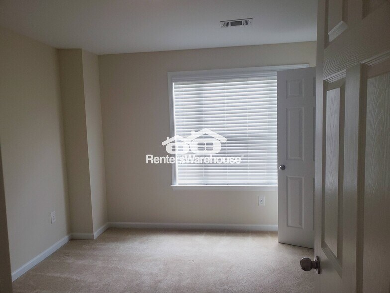 Building Photo - 1592 Richmond Dr