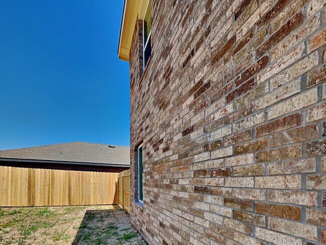 Building Photo - 529 St Charles Pl