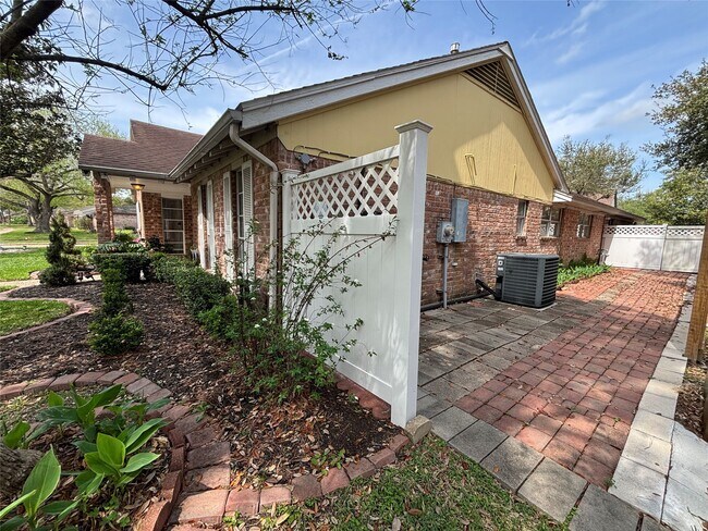 Building Photo - 14110 Ella Lee Ln