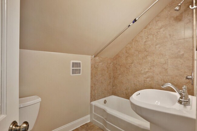 Building Photo - Awesome House for your Large Group - HUGE HOUSE with 3 Floors - 3 Kitchens, 3 Bathrooms, Awesome ...