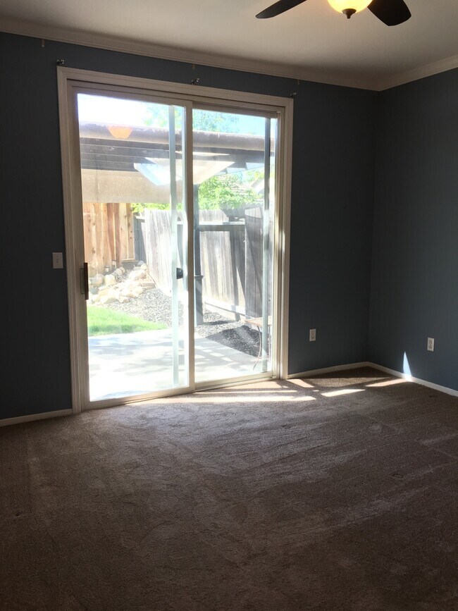 Building Photo - Updated Roseville Home