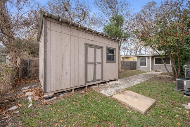 Building Photo - 303 Irma Dr