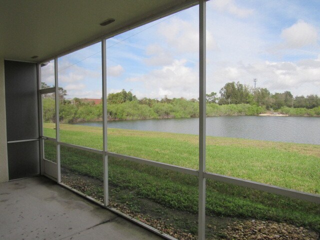 Building Photo - Large 3 bedroom 2.5 bathroom Townhouse