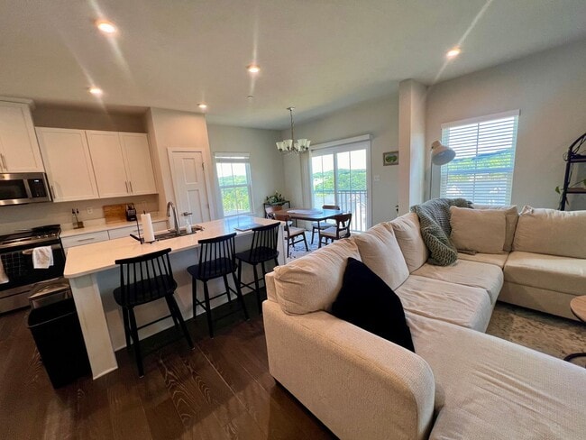 Building Photo - Sewickley - 4 Bedroom 3.5 Bathroom - End U...