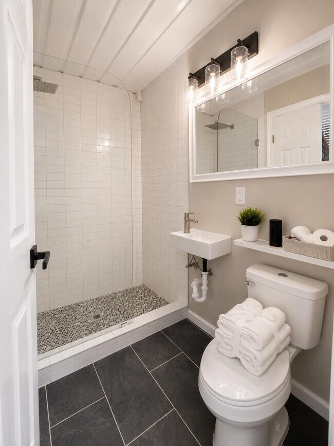Building Photo - 5036 Golden Forest Dr