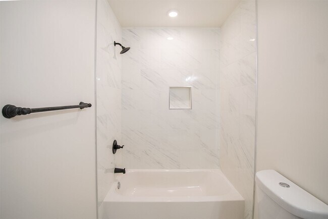 Building Photo - 2022 N 5th St