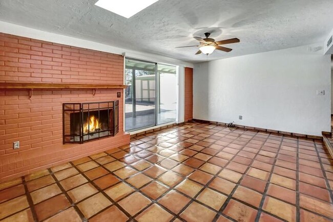 Building Photo - EASTSIDE-3 bedroom, 2 bath home
