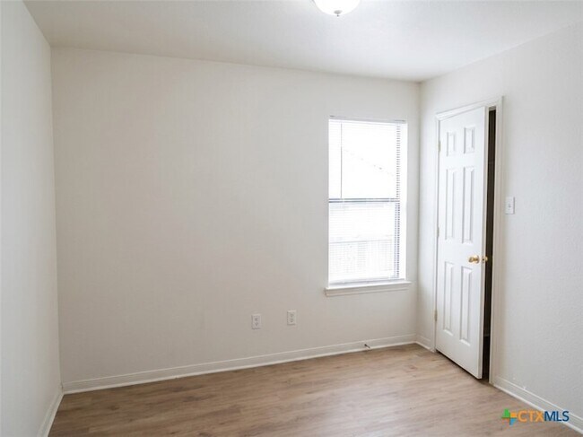 Building Photo - 305 Cedar Ridge Dr