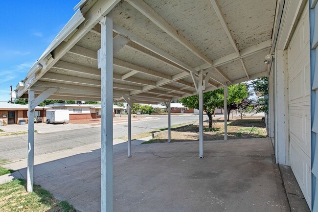 Building Photo - 3 Bedroom 2 Bath Conveniently Located House!
