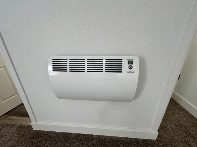 Building Photo - 3 Bedroom 1 Bath Beautiful House with Fenced Yard & Garage