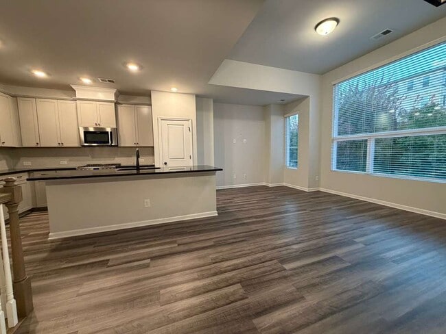 Building Photo - 2029 Statesville Ave