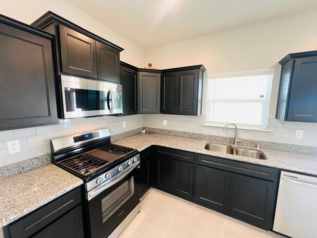 Building Photo - Charming 3 bedroom, 2 bath home in East El...
