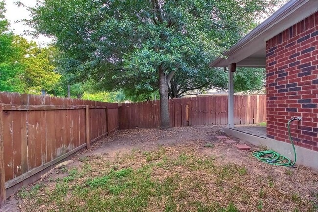 Building Photo - 1100 Emmitt Run