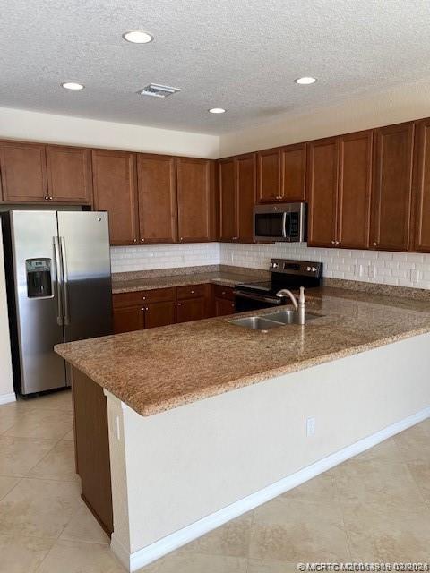 Building Photo - 566 SW Glen Crest Way