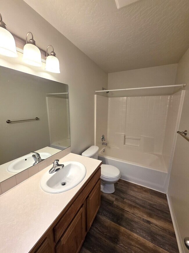 Building Photo - Lovely Duplex in North Gilham!