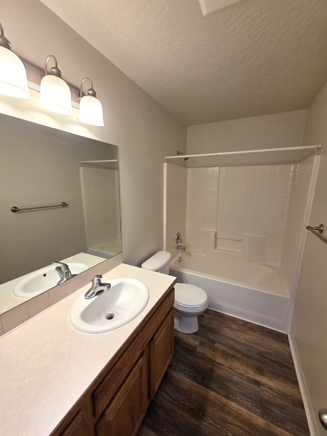 Building Photo - Lovely Townhome in North Gilham!