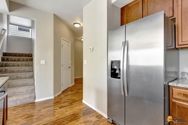Building Photo - Beautiful 3-Bedroom Half Duplex in Eagle R...