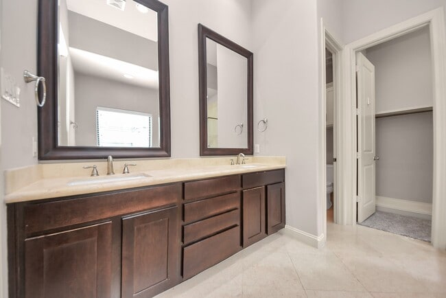 Building Photo - 1831 Dart St