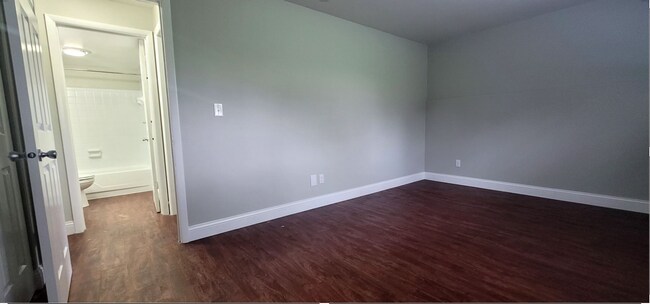 Building Photo - Beautiful Two Bedroom One Bath Apartment Home