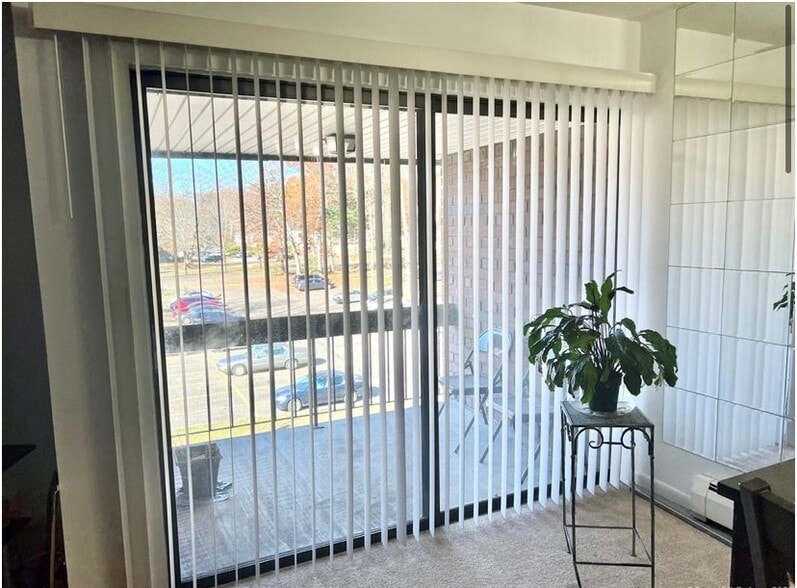 Building Photo - 951 High Path Rd