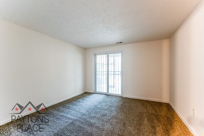 Building Photo - Spacious Oxon Hill Townhome with Parking F...